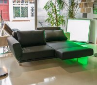 Franz Fertig Riga XL Schlafsofa in Leder schwarz Ausstellungsstück - rechter Sitz vorne, recher Rücken leicht nach hinten geneigt