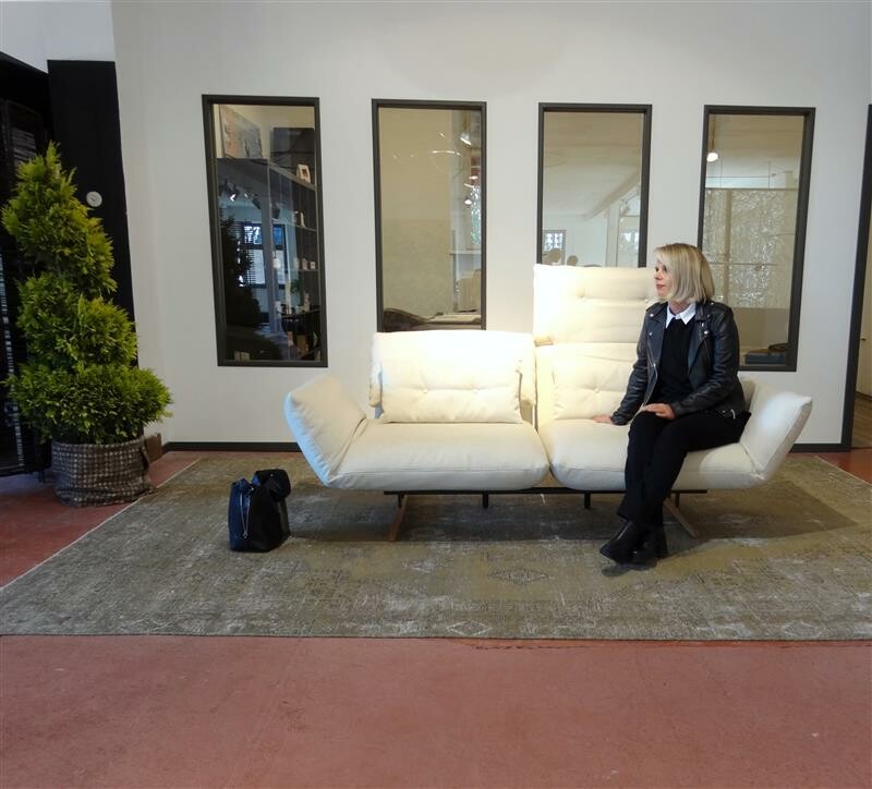 Signet Messina Funktionssofa mit darauf sitzender Person