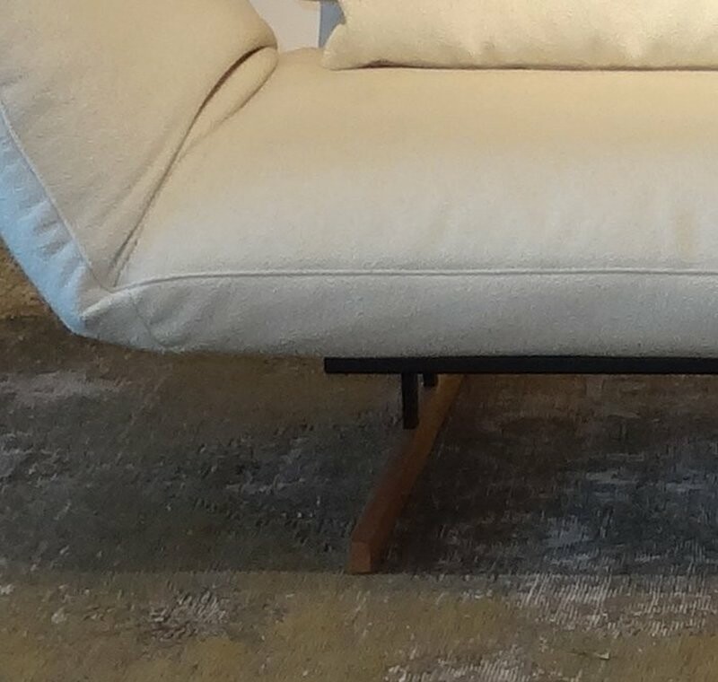Signet Messina Funktionssofa - Detailansicht Kufe mit Holz verkleidet