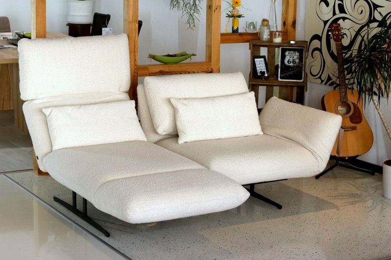 Signet Messin Funktionssofa 2-sitzig in Bezug Locarno creme - Ausstellungsst&uuml;ck - Sitz links nach vorne gedreht und R&uuml;ckenteil links hochgeklappt und Kopfteil angeschr&auml;gt