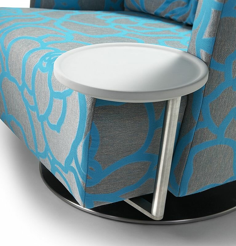 mit Schwenktisch rund niedrig - in Eiche massiv steingrau lackiert